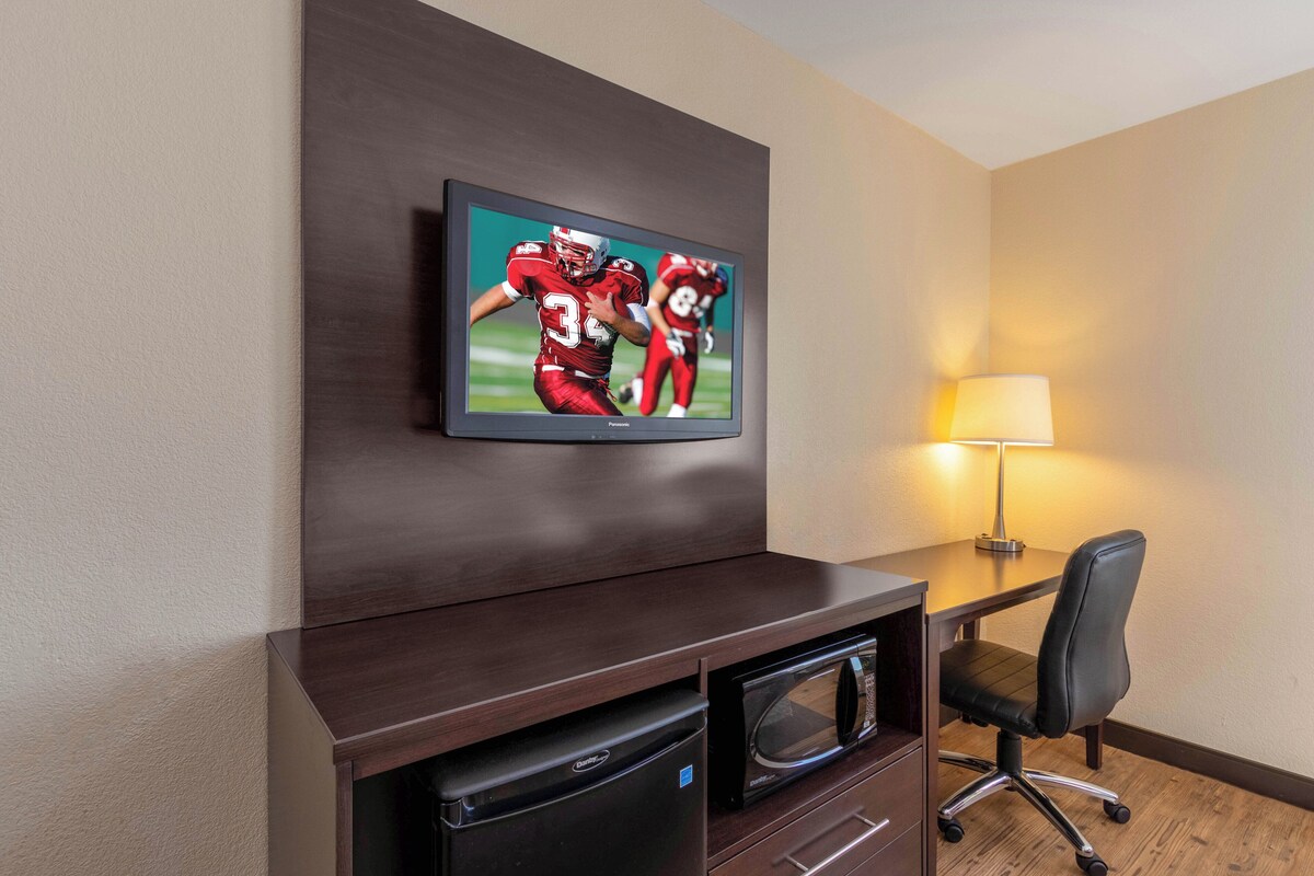 デスク、遮光カーテン、ベビーベッド (無料)、WiFi (無料)