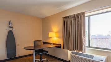 尊榮客房, 1 張特大雙人床 (Upgraded Bedding & Snack, Smoke Free) | 書桌、遮光布/窗簾、免費搖籃/嬰兒床、免費無線上網