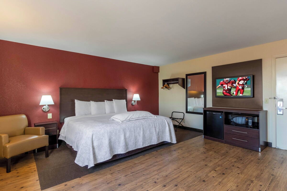 Premium Room, 1 King Bed (Upgraded Bedding & Snack, Smoke Free) | Desk, blackout drapes, cribs (free), WiFi (free)