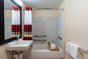 Combined shower/tub, hydromassage showerhead, free toiletries, towels