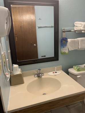 Tina con regadera, amenidades de baño gratuitas, secadora de cabello 