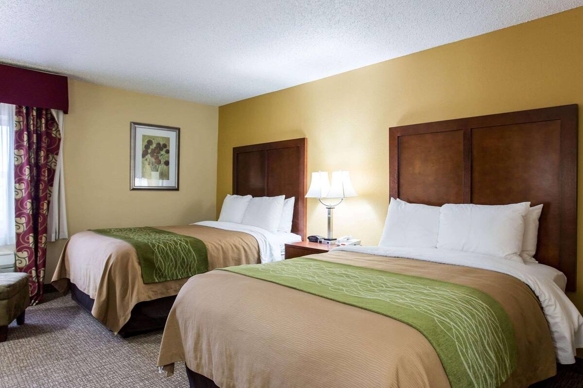 Hypo-allergenic bedding available, desk, blackout drapes