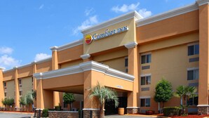 Ein Comfort Inn Hotel mit freiem Zugang, mehreren Etagen und einem Parkplatz.