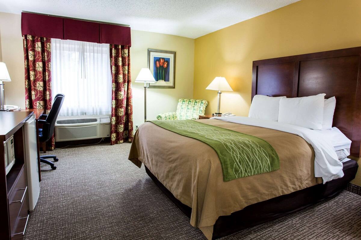 Hypo-allergenic bedding available, desk, blackout drapes