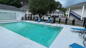 Piscina externa sazonal, funciona das 10h às 21h, espreguiçadeiras