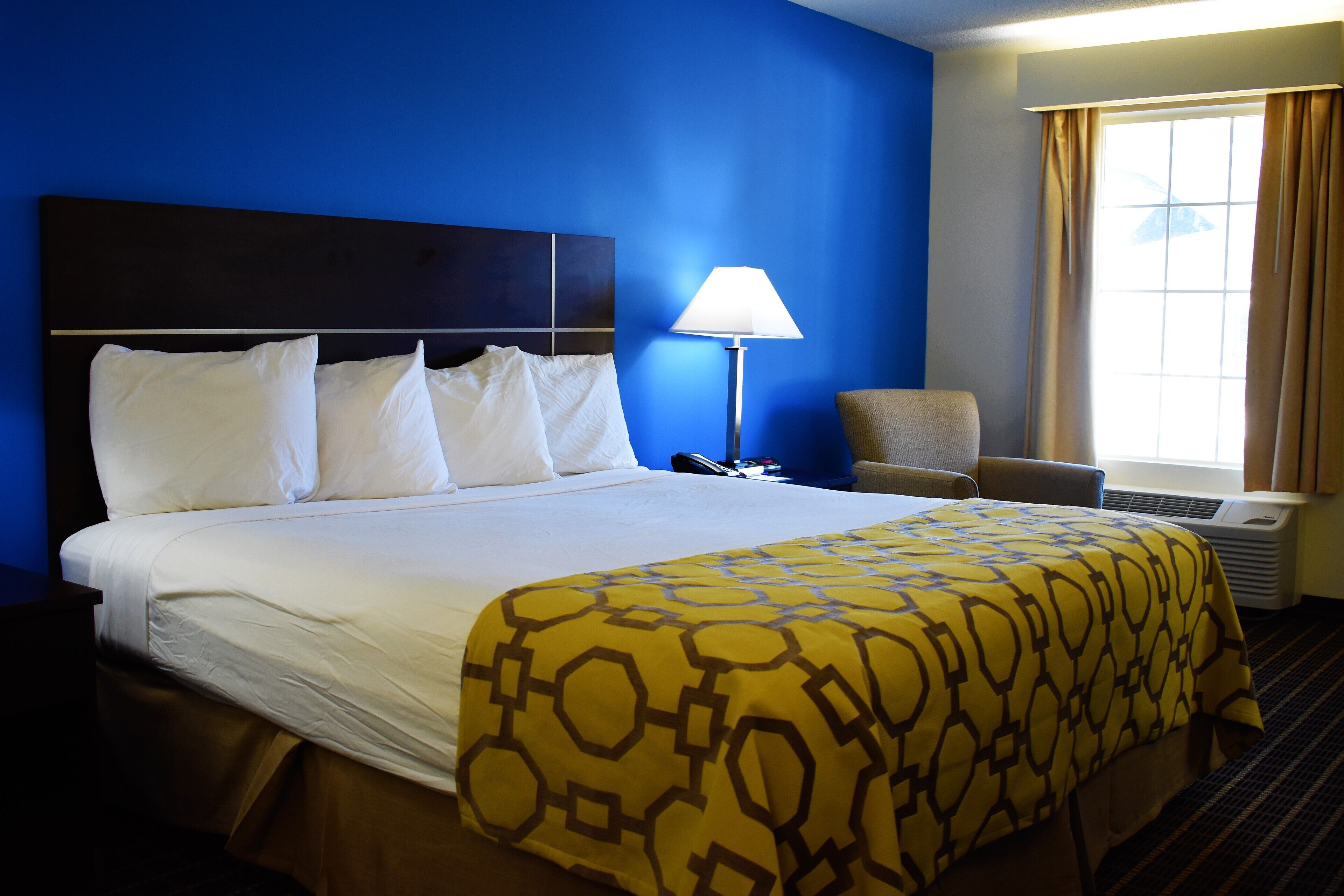 Työpöytä, kannettavalle tietokoneelle sopiva työtila, pimennysverhot