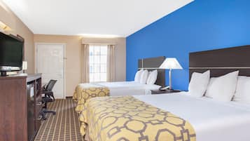 Escritorio, espacio para trabajar con laptop y cortinas blackout