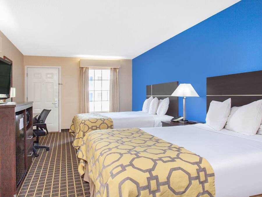 Escritorio, espacio para trabajar con laptop y cortinas blackout