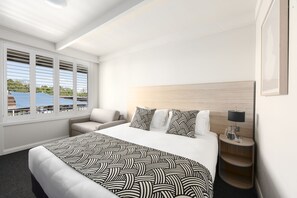 Camera Premium, 1 letto king (newly refurbished) | 1 camera, una scrivania, postazione laptop, tende oscuranti