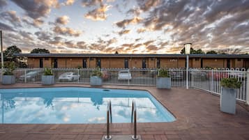 Una piscina al aire libre