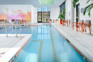 Una piscina cubierta