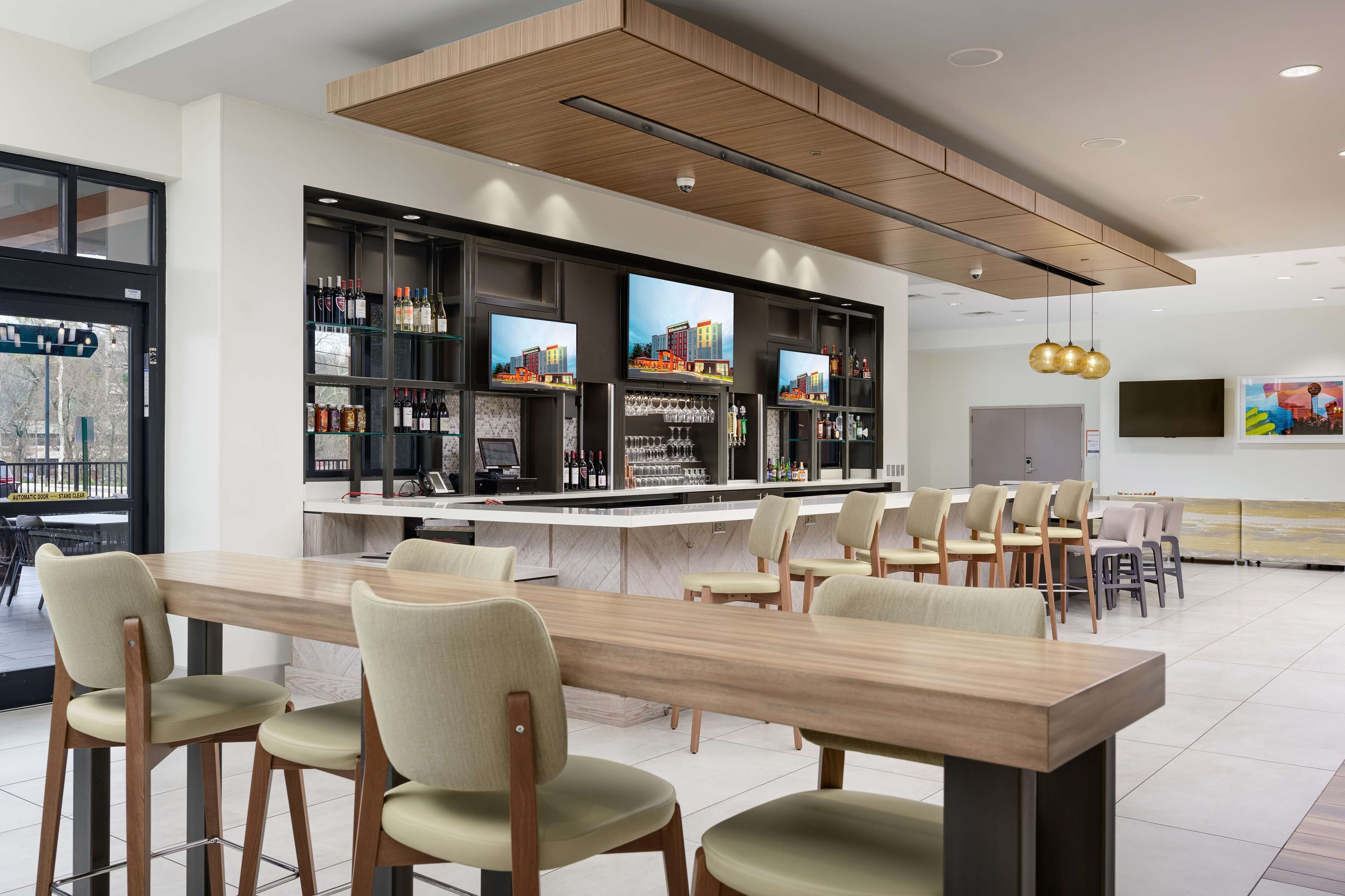 Bar (trong khuôn viên)