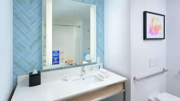 Duschwanne, Designer-Toilettenartikel, Haartrockner, Handtücher