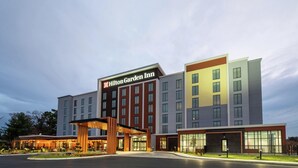 A Hilton Garden Inn hotel with a modern design, featuring a prominent entrance and multiple floors. - Hilton Garden Inn Knoxville Papermill Drive (Knoxville)