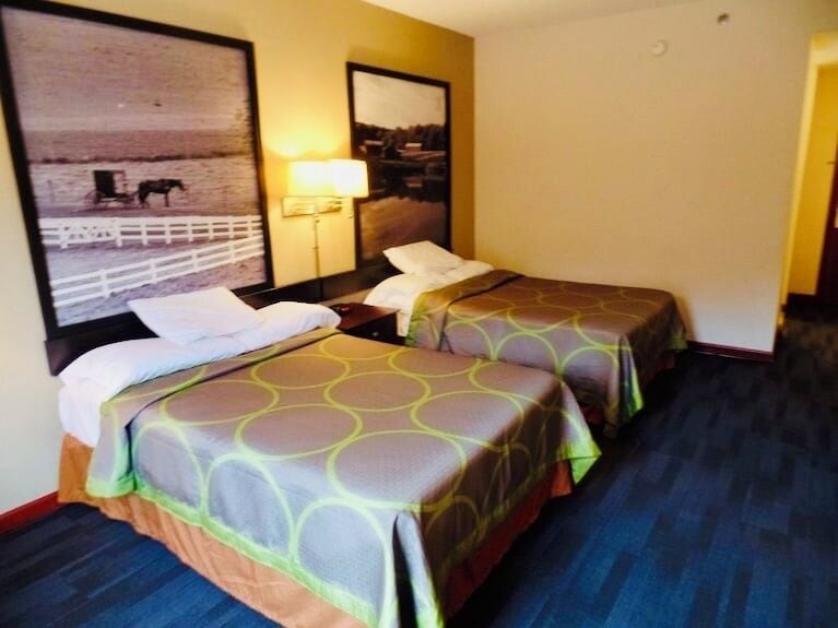 Skrivebord, blendingsgardiner og strykejern/-brett