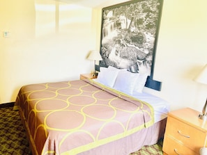 Desk, blackout curtains, iron/ironing board, free cots/infant beds - Super 8 by Wyndham New Castle (New Castle)