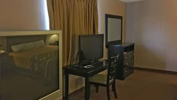 Studio Suite, 1 King Bed, Smoking | Desk, blackout drapes, iron/ironing board, free cribs/infant beds