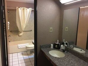 Suite studio, 1 très grand lit, fumeur | Salle de bain | Articles de toilette (gratuits), séchoir à cheveux, serviettes fournies