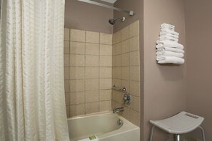 Articles de toilette (gratuits), séchoir à cheveux, serviettes fournies