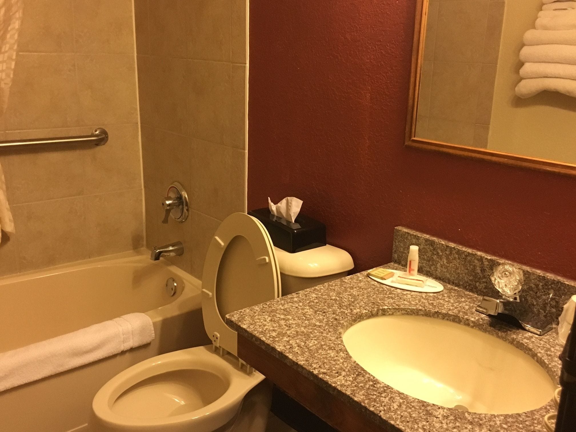 Ein Badezimmer mit Badewanne, Toilette und Waschbecken.