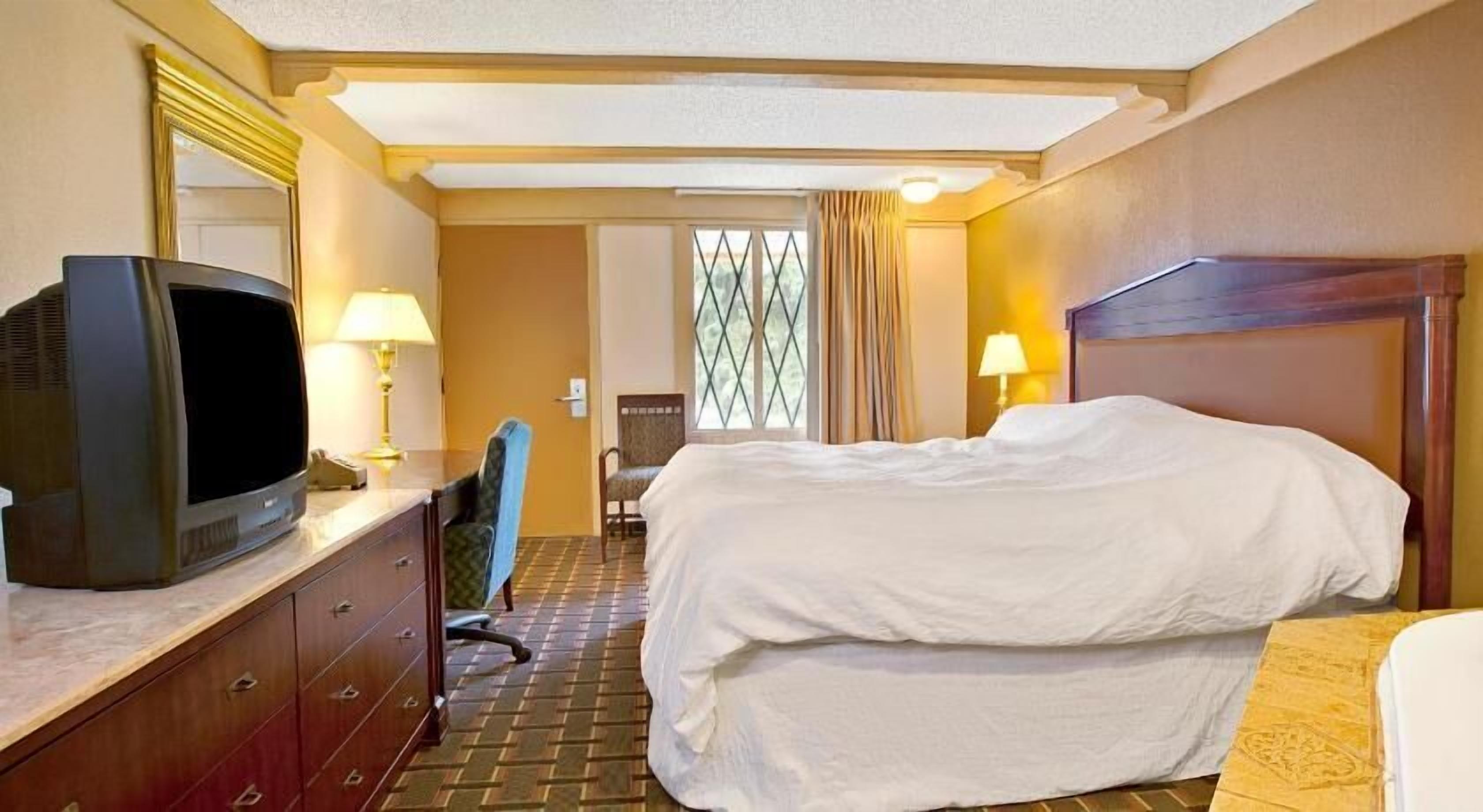 Tabla de planchar con plancha, cunas, wifi gratis y ropa de cama 
