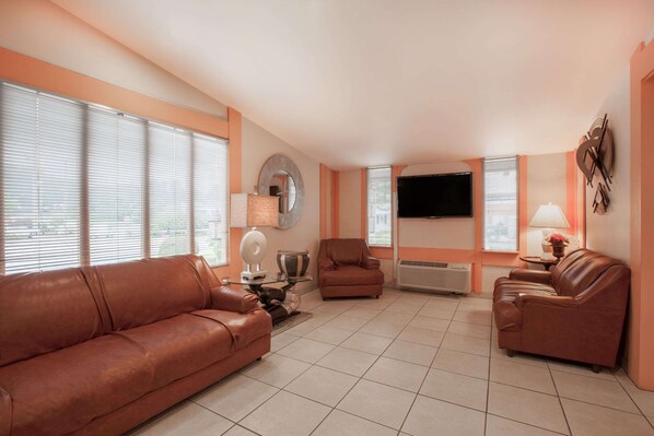 Lobby - Knights Inn Greensburg (Greensburg)