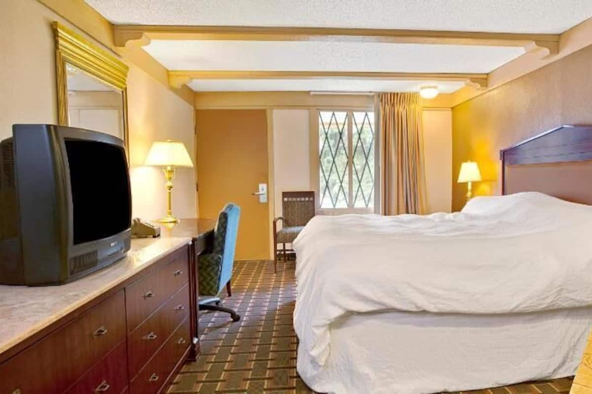 Tabla de planchar con plancha, cunas, wifi gratis y ropa de cama