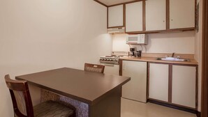 스위트, 킹사이즈침대 1개, 흡연, 주방 | 다리미/다리미판, 유아용 침대, 무료 WiFi, 침대 시트