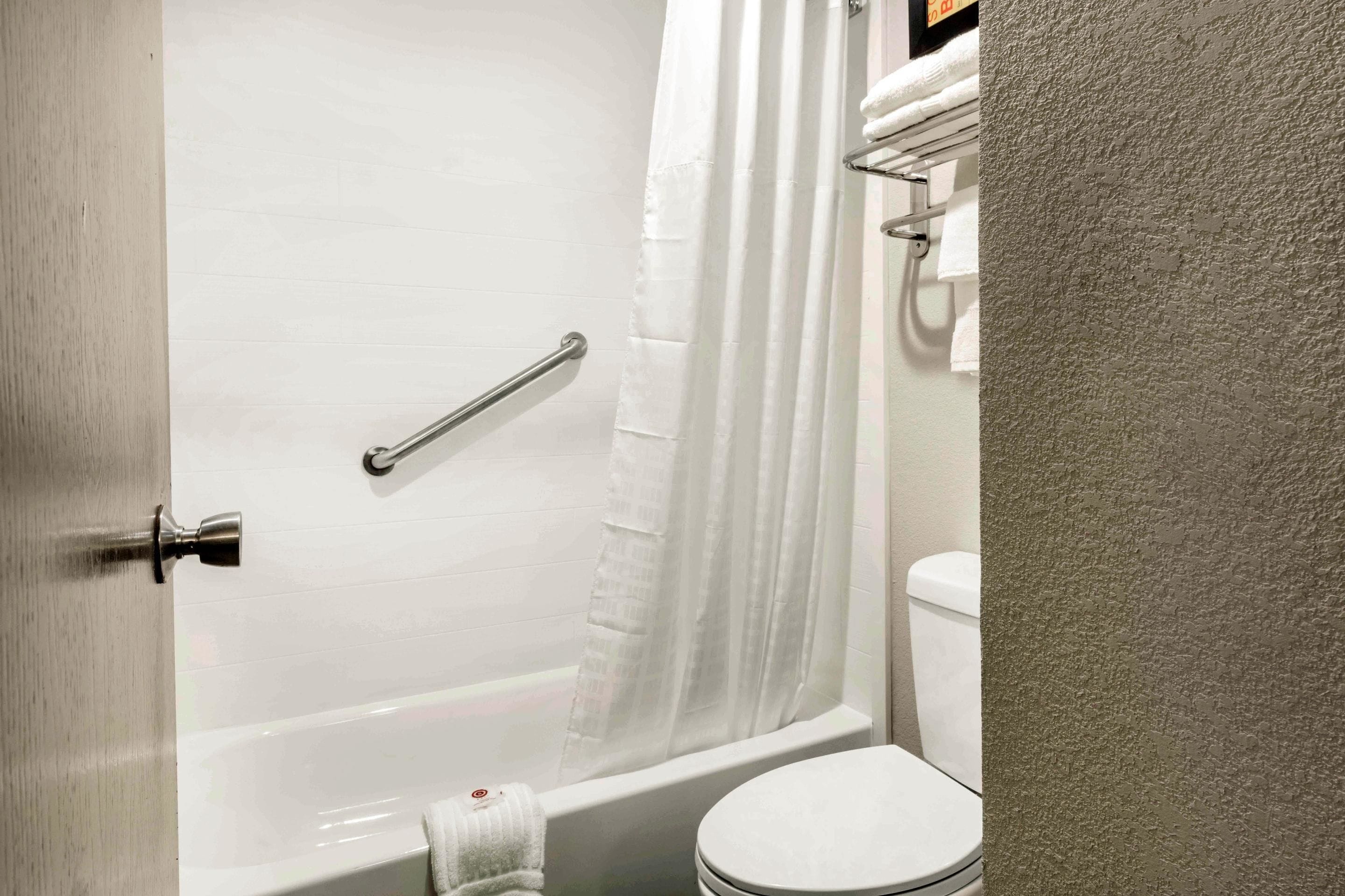 combined shower/bathtub, rainfall showerhead, free toiletries