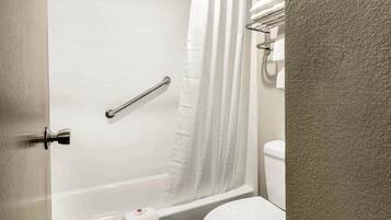 Combined shower/bathtub, rainfall showerhead, free toiletries