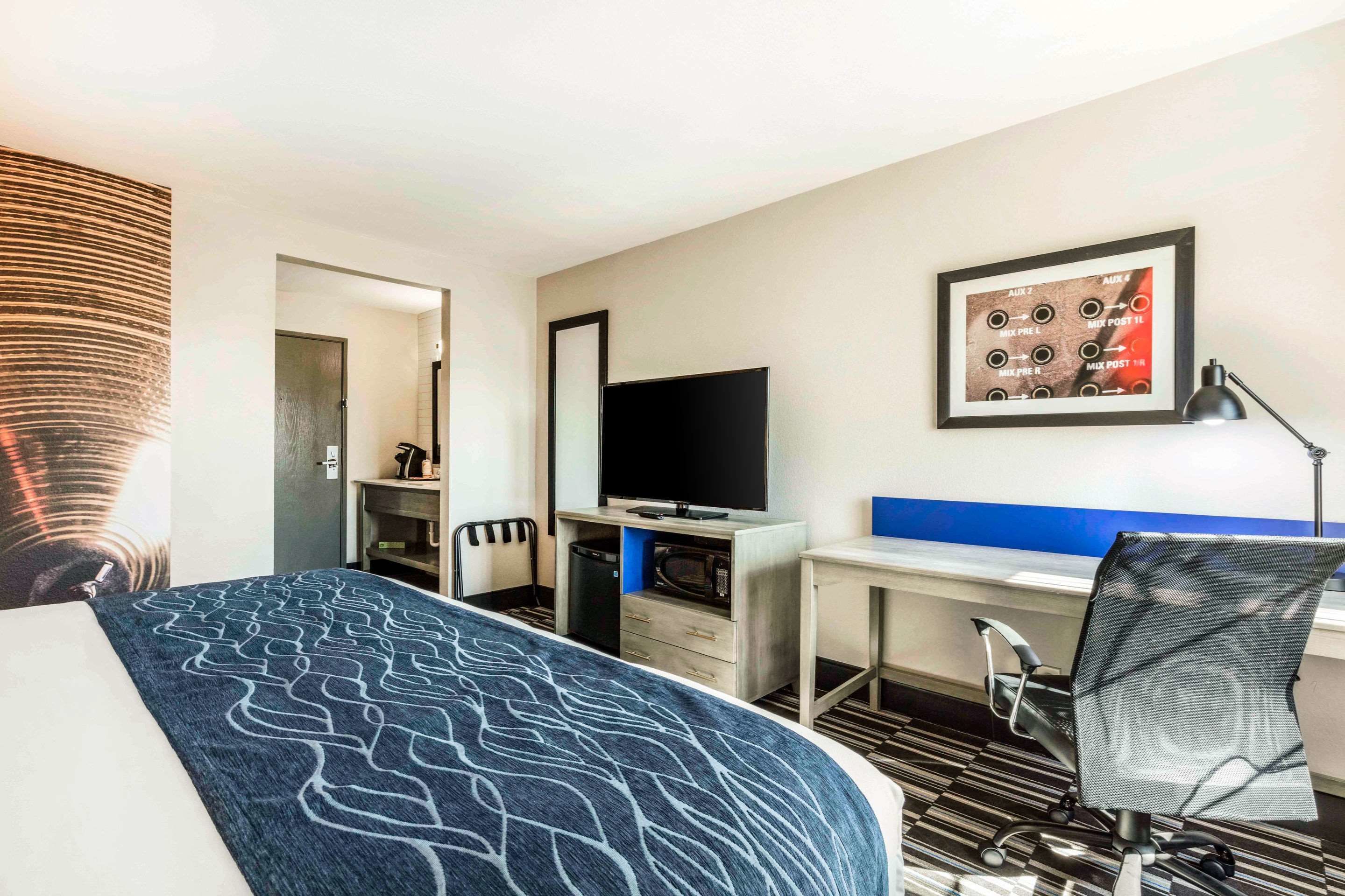 standard room, 1 king bed, non smoking | pillow-top beds, desk, blackout curtains, iron/ironing board