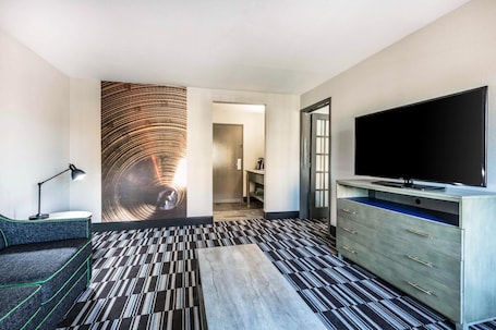 Pillowtop beds, desk, blackout drapes, iron/ironing board. Comfort Inn Memphis Airport West