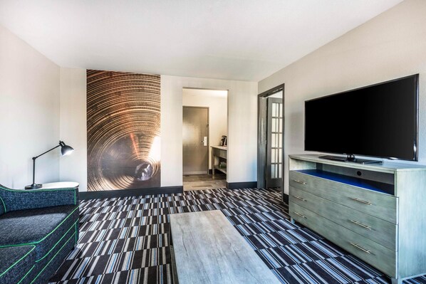 加厚床垫、办公桌、遮光窗帘、熨斗/熨衣板