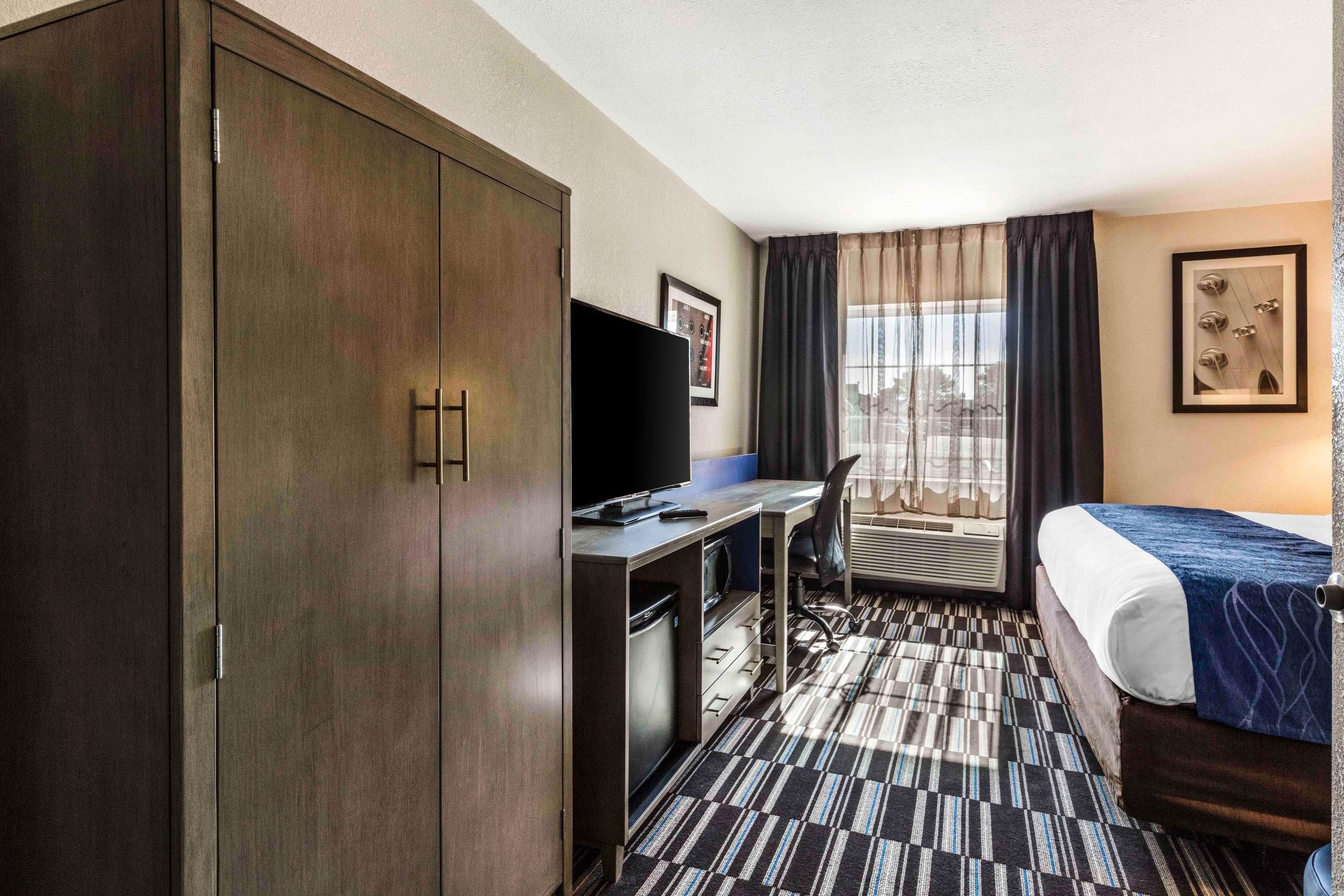 room, 1 king bed, accessible, non smoking | pillow-top beds, desk, blackout curtains, iron/ironing board