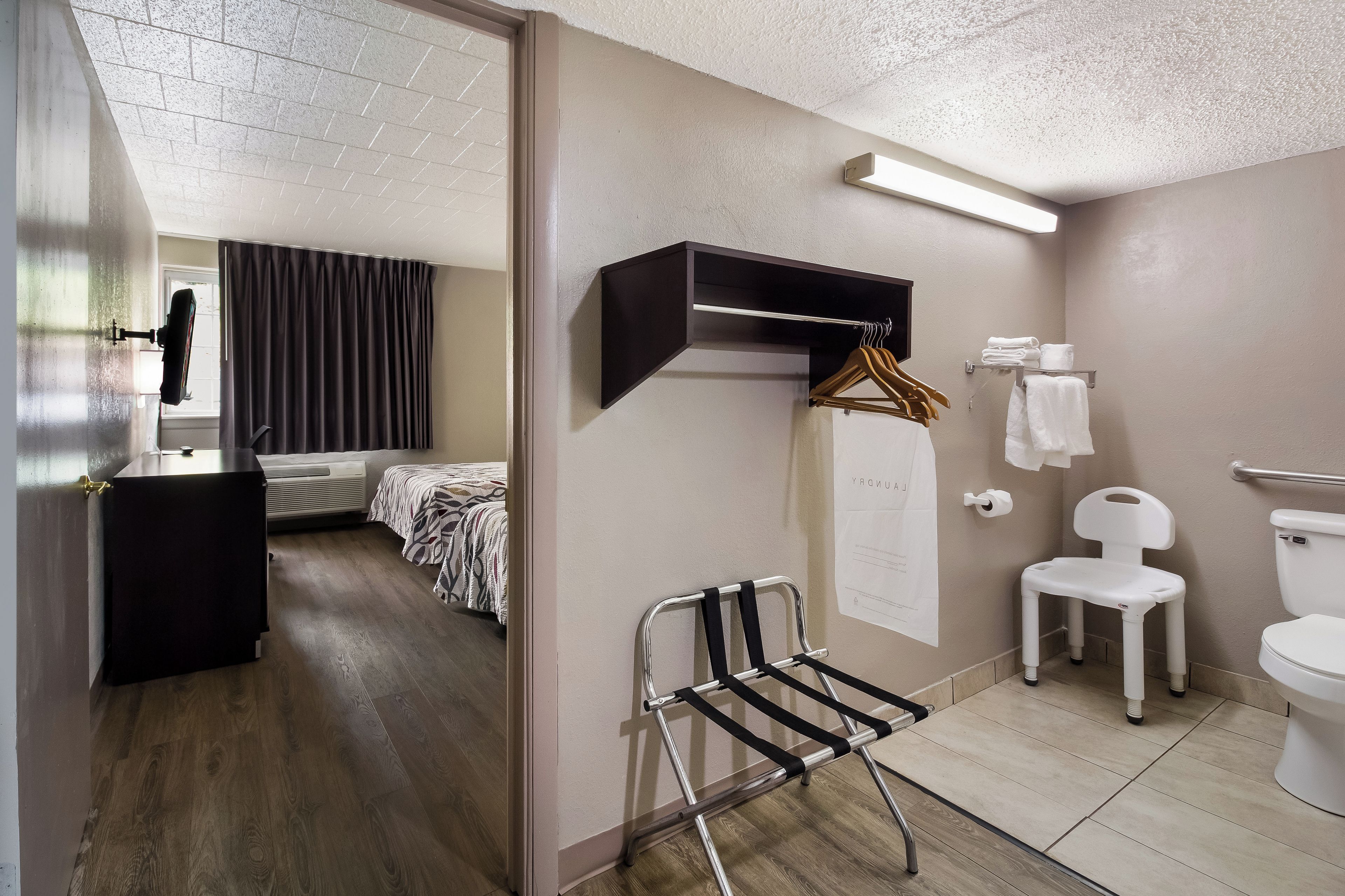 Habitación Deluxe, 2 camas matrimoniales, con acceso para personas discapacitadas, para no fumadores | Escritorio, cortinas blackout, wifi gratis y despertador 