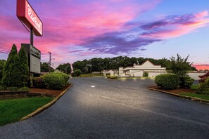 A hotel entrance with a clear sky and a sign for 'Peppertree Lounge'. - Red Roof Inn New Stanton (New Stanton)