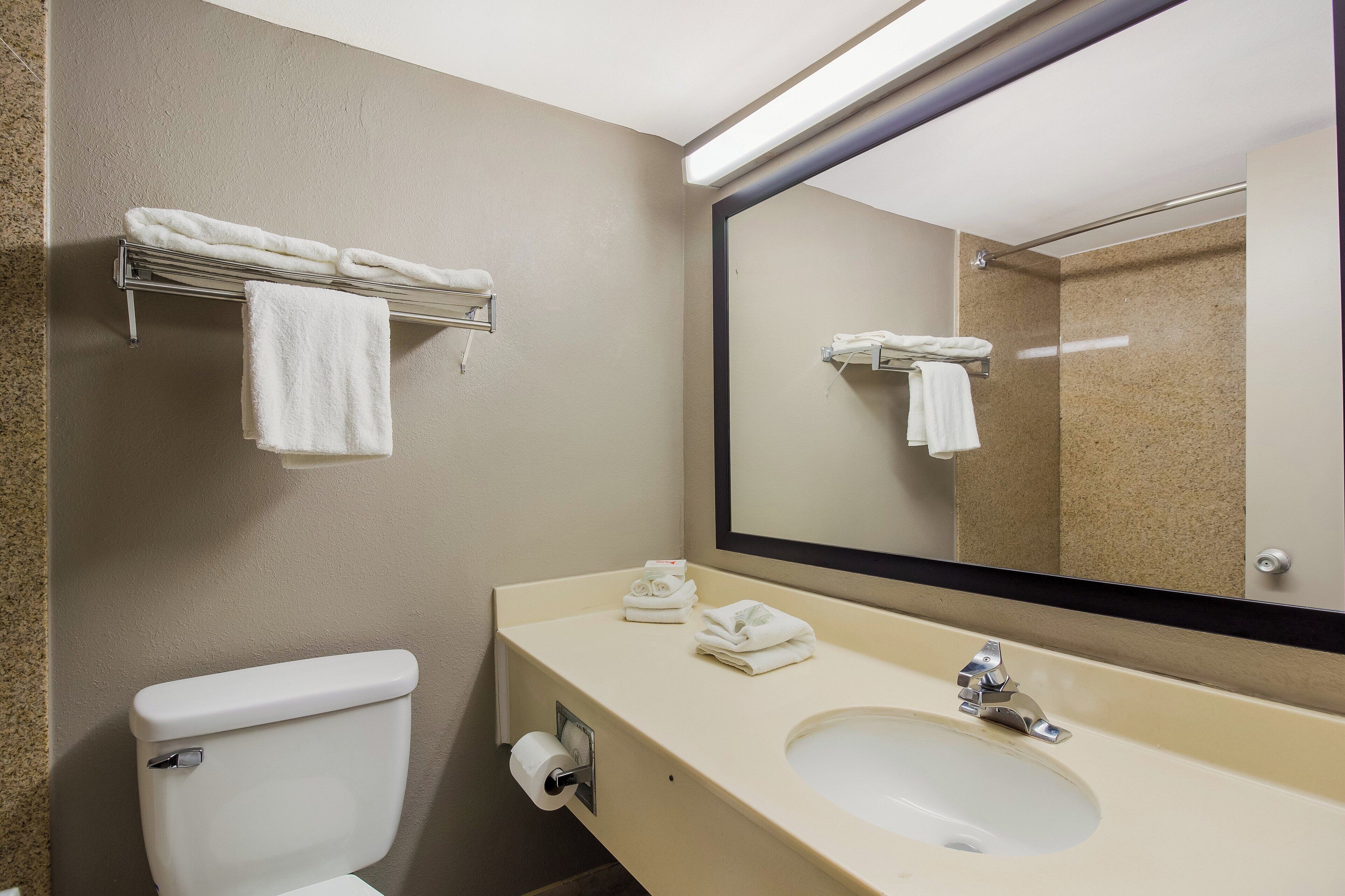 Bañera con ducha, artículos de tocador gratuitos, toallas, jabón