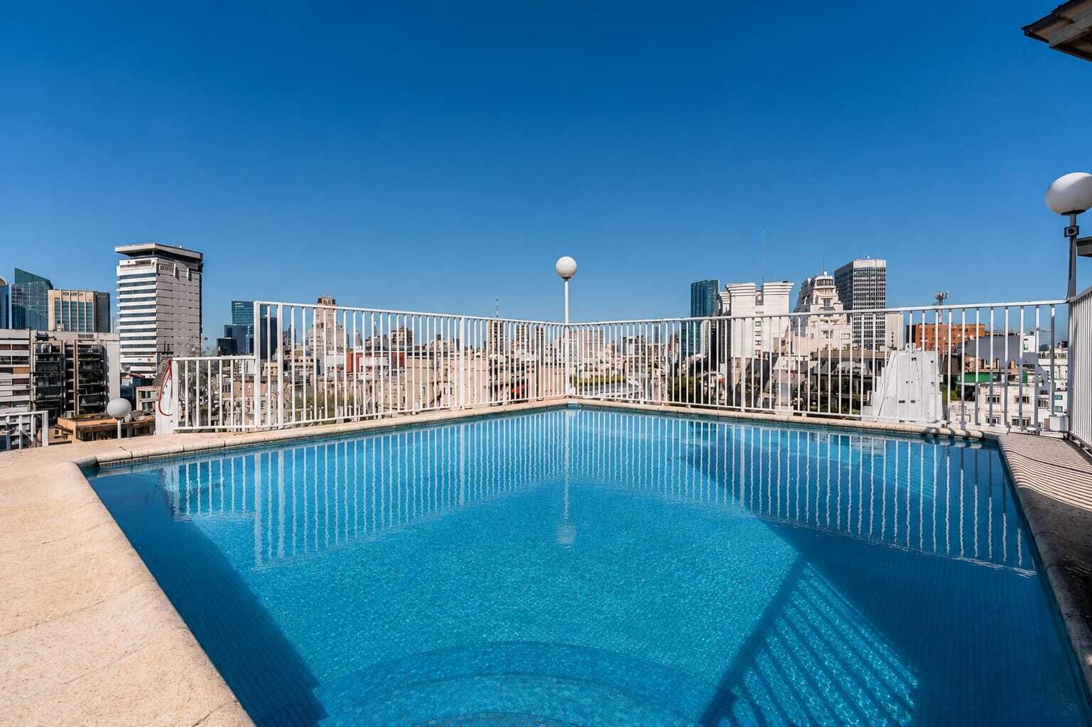 Una piscina al aire libre de temporada