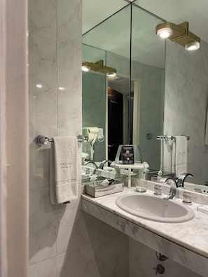 Studio | Bathroom | Free toiletries, hair dryer, towels