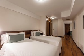 Executive Room | 1 bedroom, premium bedding, pillowtop beds, minibar
