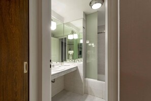 Executive Room | Bathroom | Free toiletries, hair dryer, towels