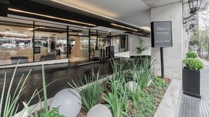 A modern building with a sign for 'Richelieu Restaurant' and valet parking. - Feir's Park Hotel (Buenos Aires)