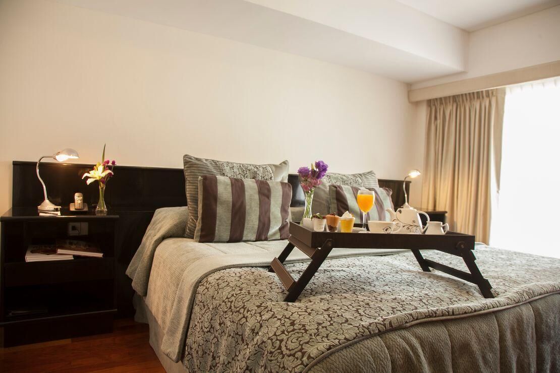 1 sovrum, sängtillbehör av högsta kvalitet, bäddmadrasser och minibar