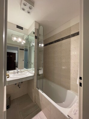 Executive Room | Bathroom | Free toiletries, hair dryer, towels