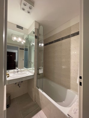 Executive Room | Bathroom | Free toiletries, hair dryer, towels