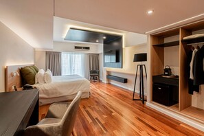 1 ห้องนอน, เครื่องนอนระดับพรีเมียม, เตียงพร้อมฟูกเสริมที่นอน, มินิบาร์
