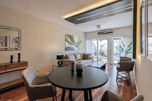 Diamond Presidential | Living area | 32-inch LCD TV with cable channels - Feir's Park Hotel (Buenos Aires)