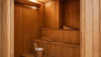 Una sala de sauna con paredes y bancos de madera.