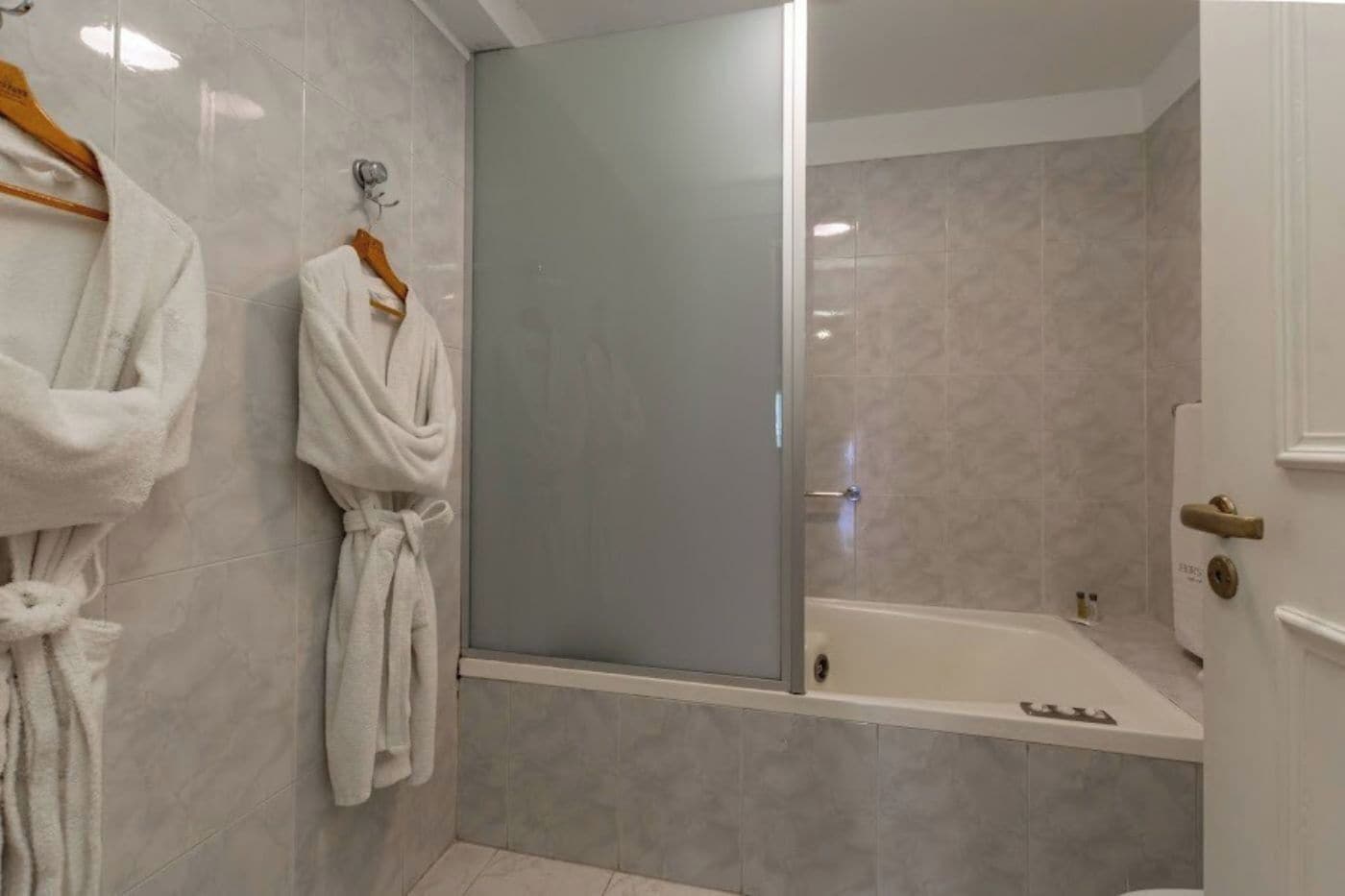 presidential suite | bathroom | free toiletries, hair dryer, towels