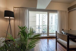 Premier Suite | Living area | 32-inch LCD TV with cable channels - Feir's Park Hotel (Buenos Aires)